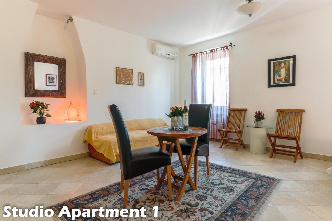 Art Apartments Vrsar Exterior photo