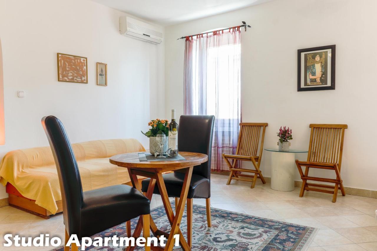 Art Apartments Vrsar Exterior photo
